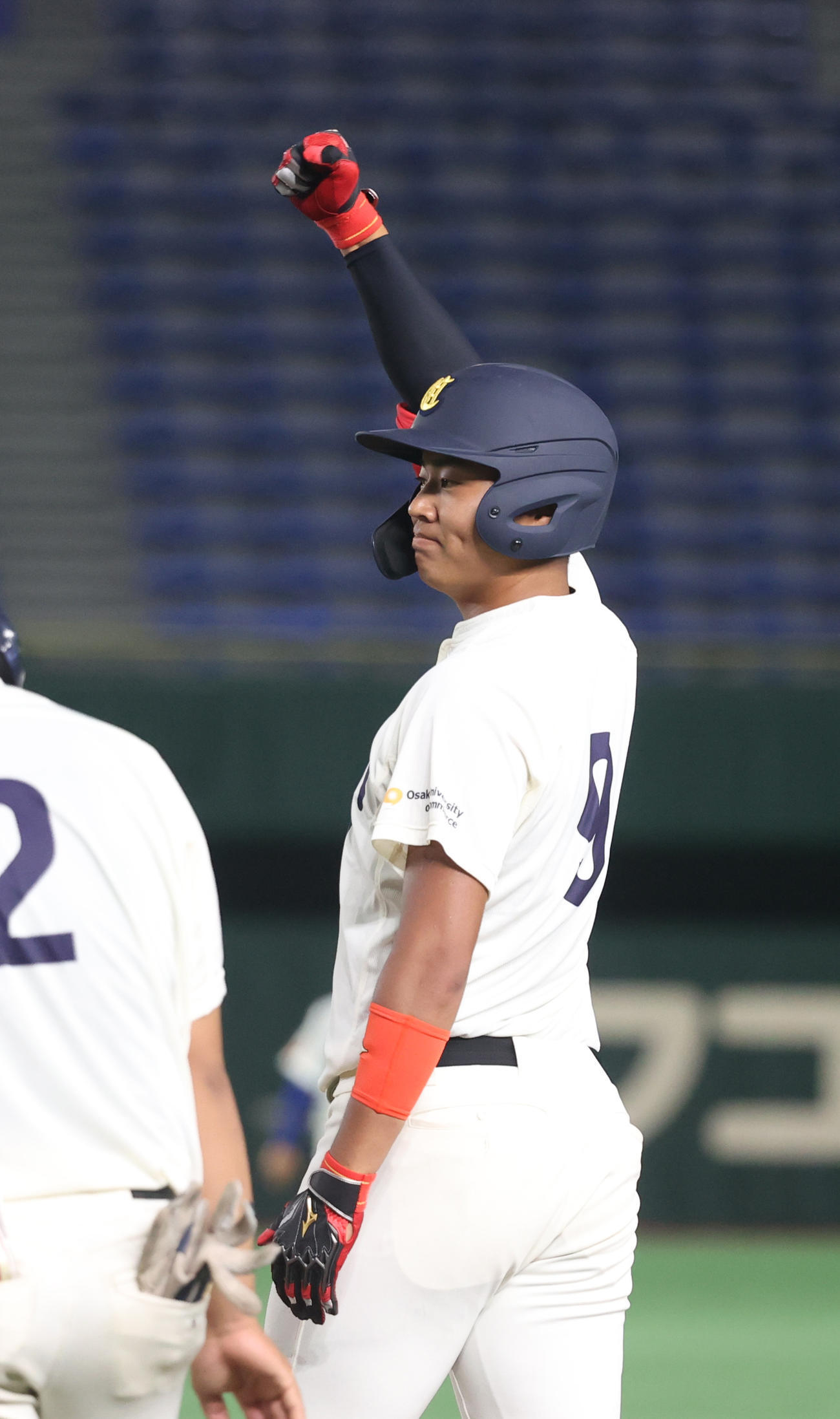 中央学院大対大商大　1回裏大商大2死一、二塁、真鍋は右前に適時打を放ちガッツポーズする（撮影・柴田隆二）