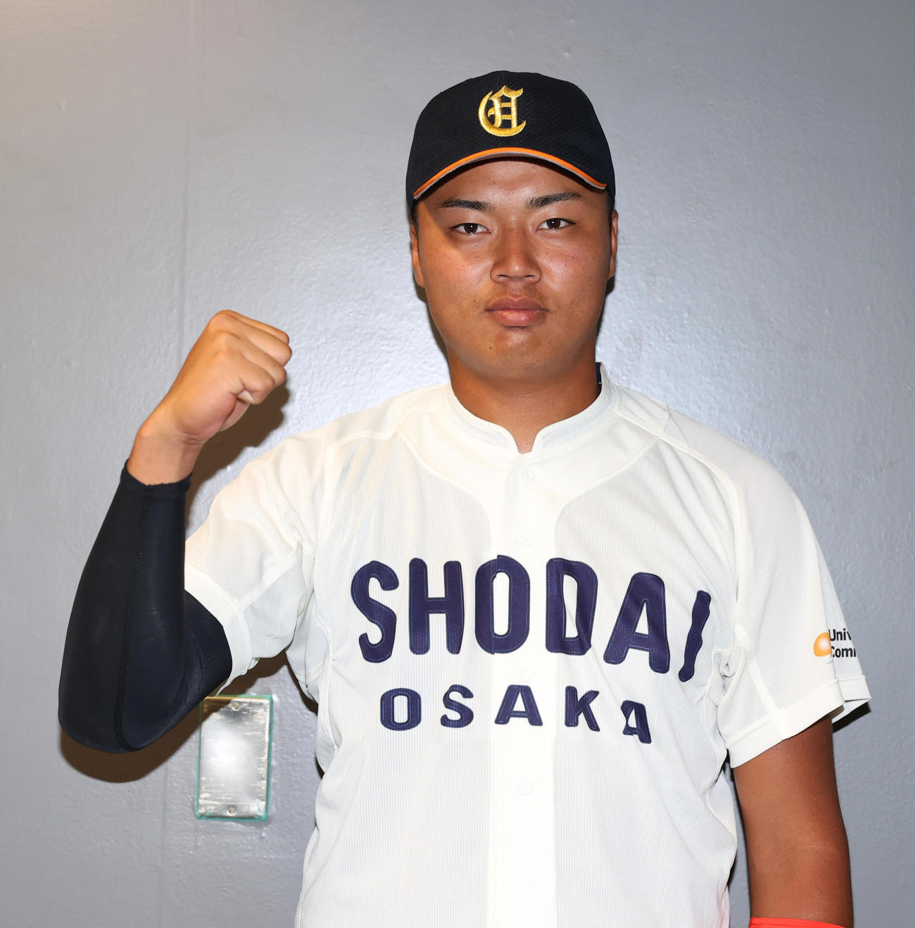 中央学院大対大商大　決勝打の大商大・真鍋慧はガッツポーズする（撮影・柴田隆二）