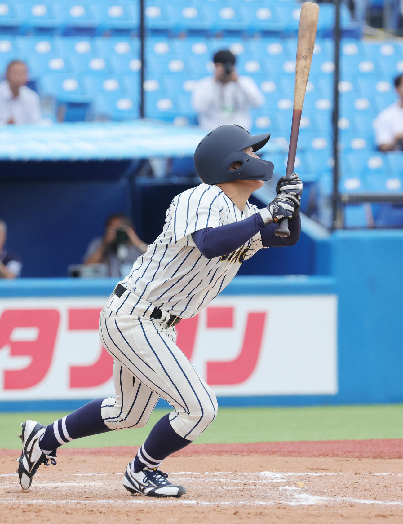 中部学院大対東海大九州　8回裏東海大九州1死三塁、左犠飛を放つ諏訪（撮影・野上伸悟）