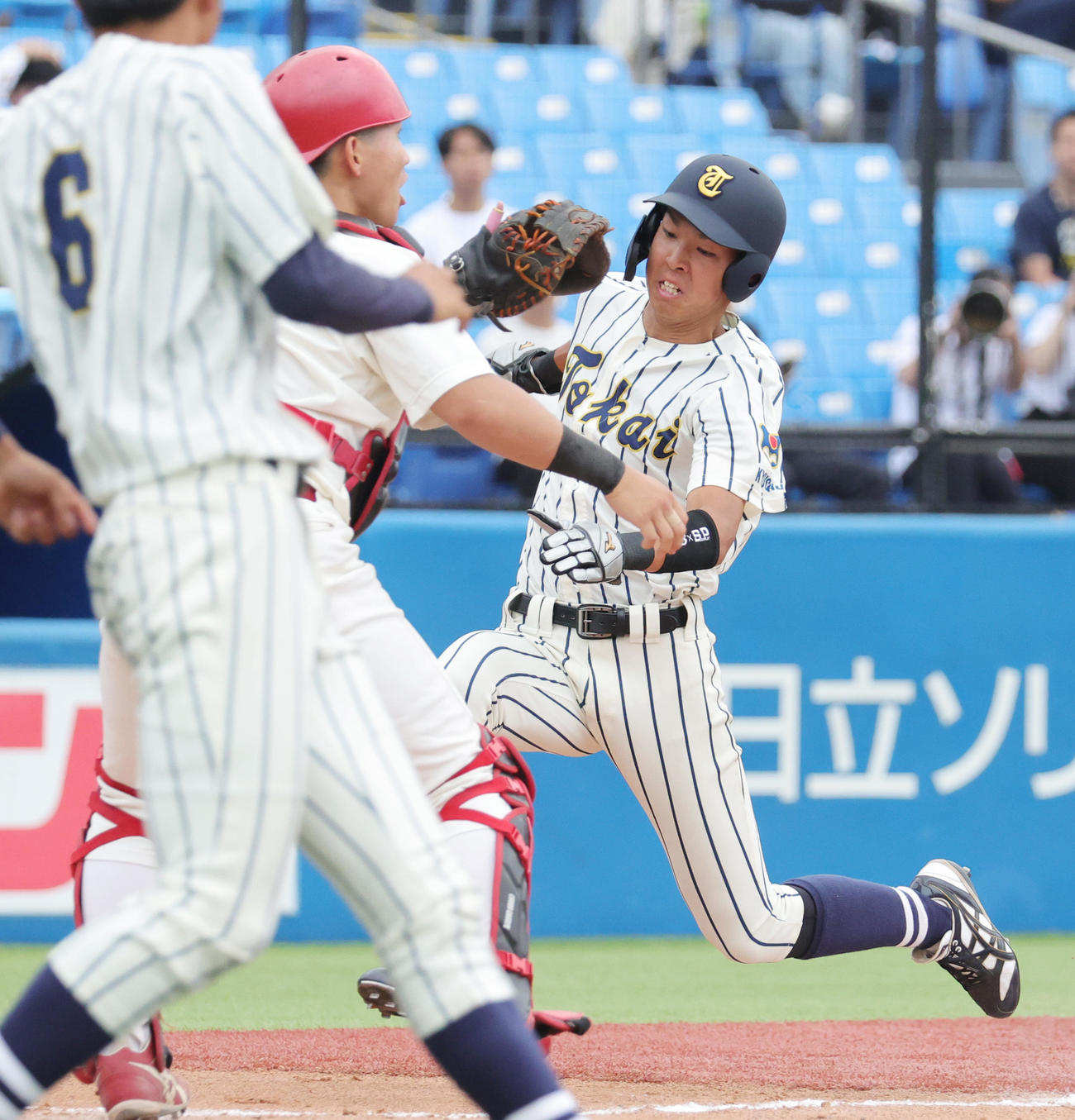 中部学院大対東海大九州　8回裏東海大九州1死三塁、諏訪の左犠飛で生還する川道（撮影・野上伸悟）