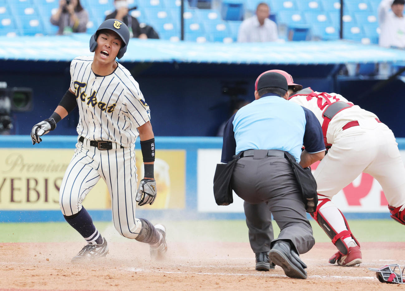 中部学院大対東海大九州　8回裏東海大九州1死三塁、諏訪の左犠飛で生還する川道（撮影・野上伸悟）