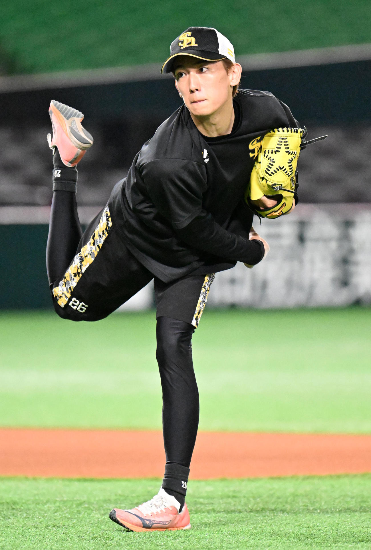 キャッチボールで調整する大津（撮影・林敢治）