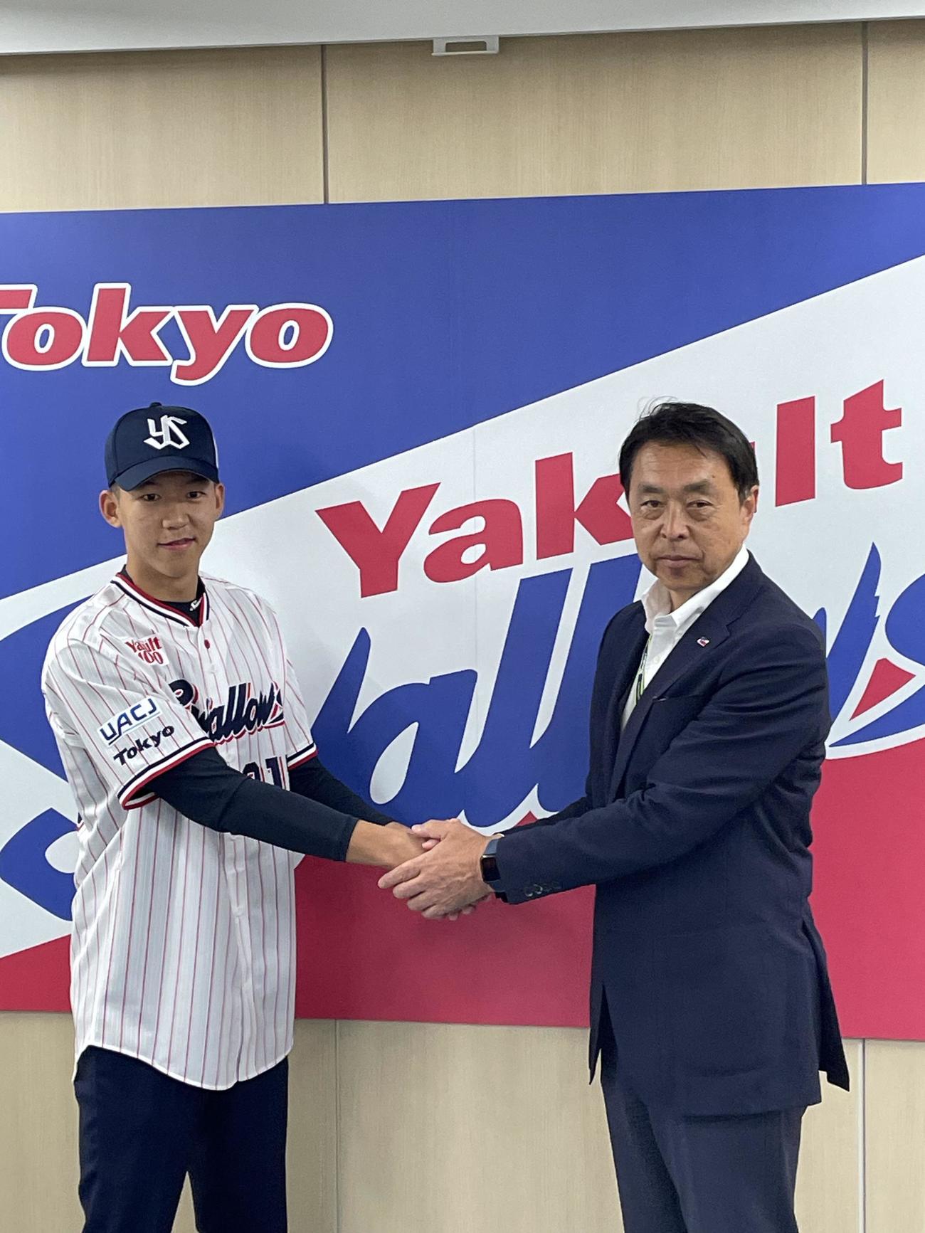 入団会見に臨んだヤクルトの23年ドラフトで育成1位の台湾・鶯歌工商（いんぐこうしょう）高橋翔聖投手と小川GM