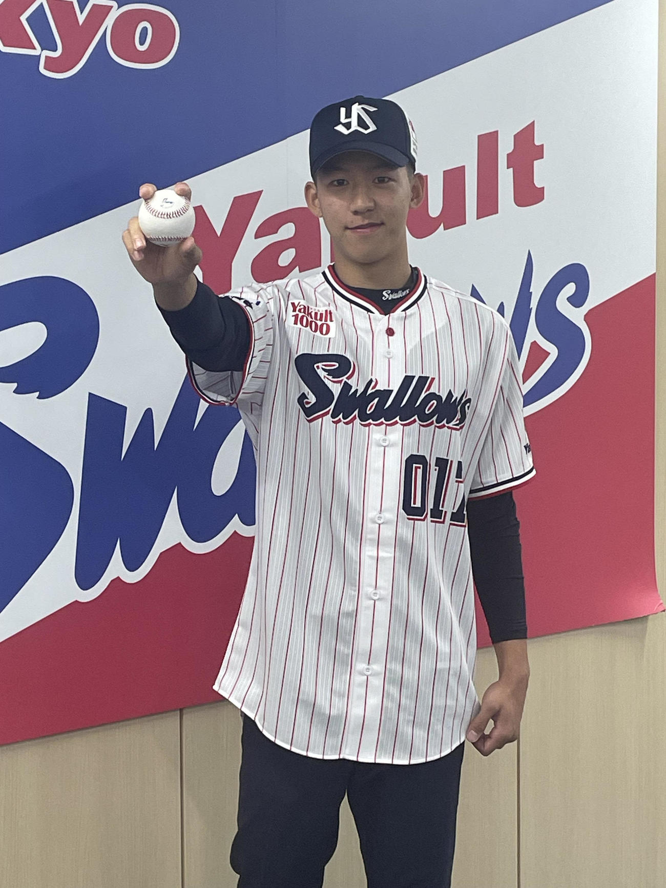 入団会見に臨んだヤクルト高橋翔