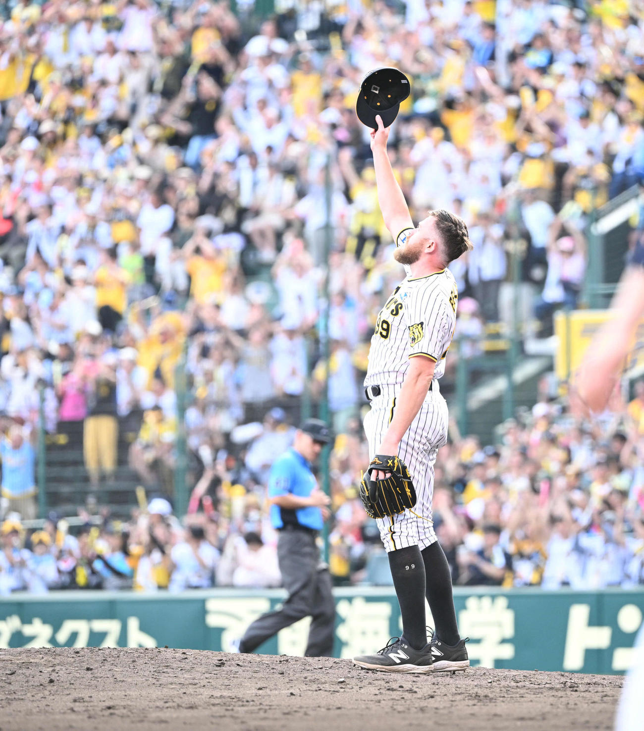 阪神対西武　1失点で完投勝利を飾り高々と帽子を掲げるビーズリー（撮影・和賀正仁）