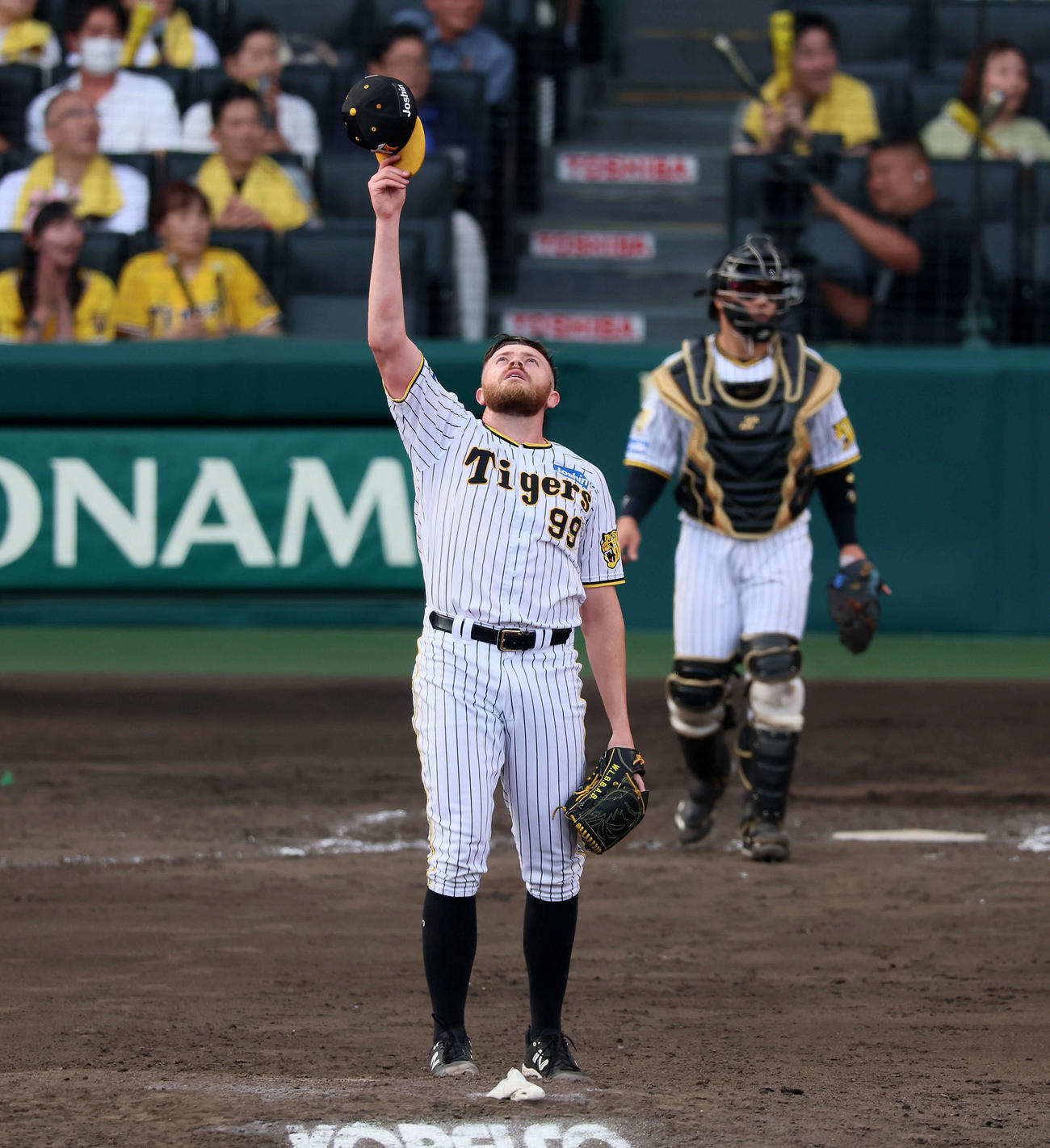 8日の西武戦、完投勝利を挙げマウンド上で空に向かって手を伸ばす阪神ビーズリー（撮影・加藤哉）