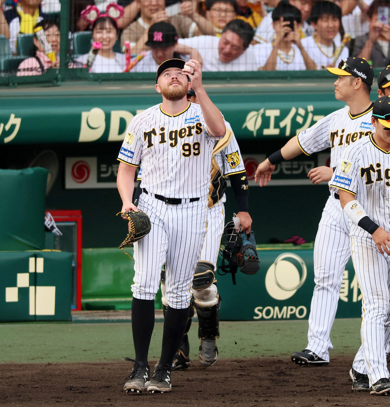 8日の西武戦、完投勝利の阪神ビーズリーはウイニングボールを空に向け掲げる