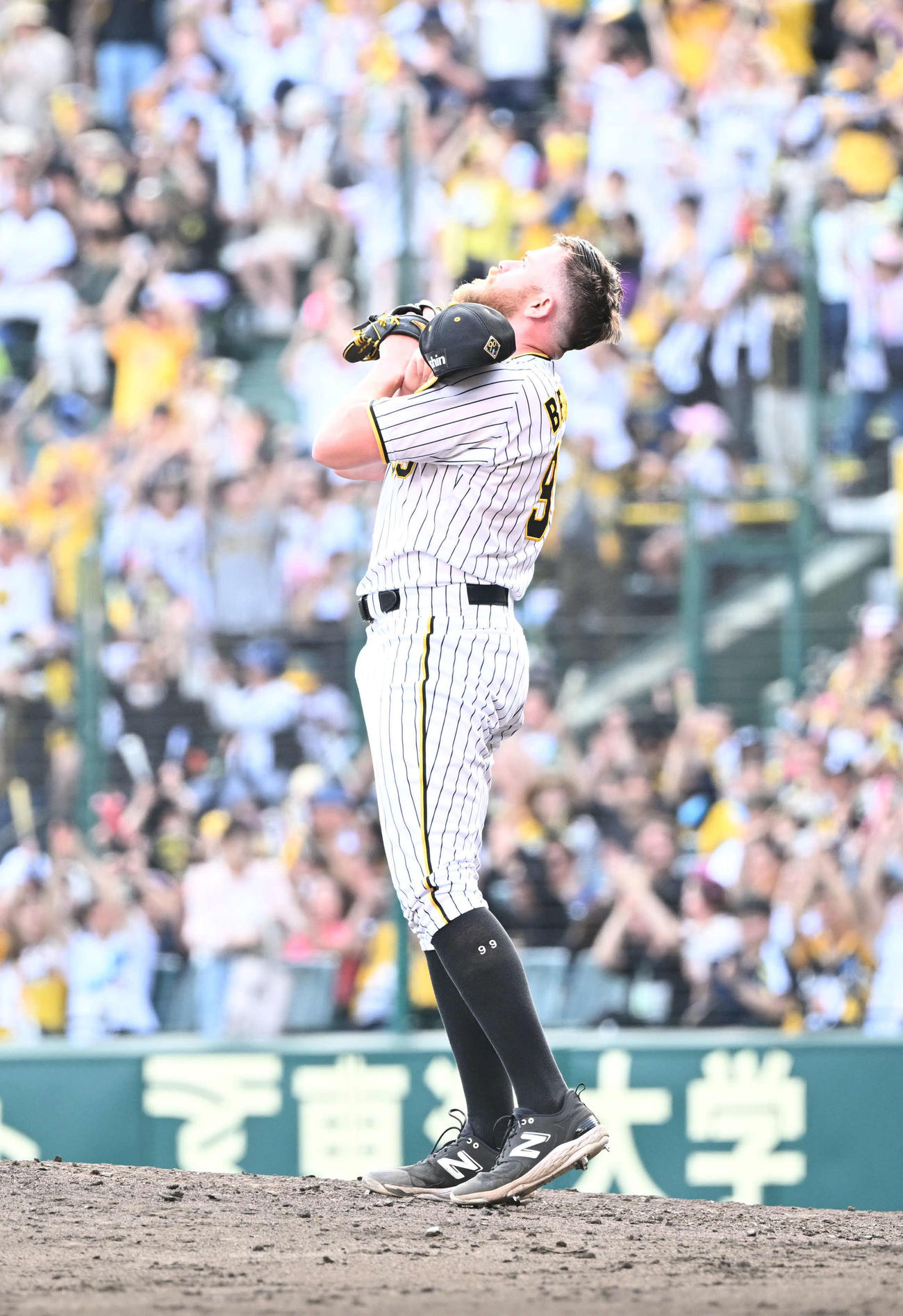 阪神対西武　1失点で完投勝利を飾り高々と帽子を掲げるビーズリー（撮影・和賀正仁）