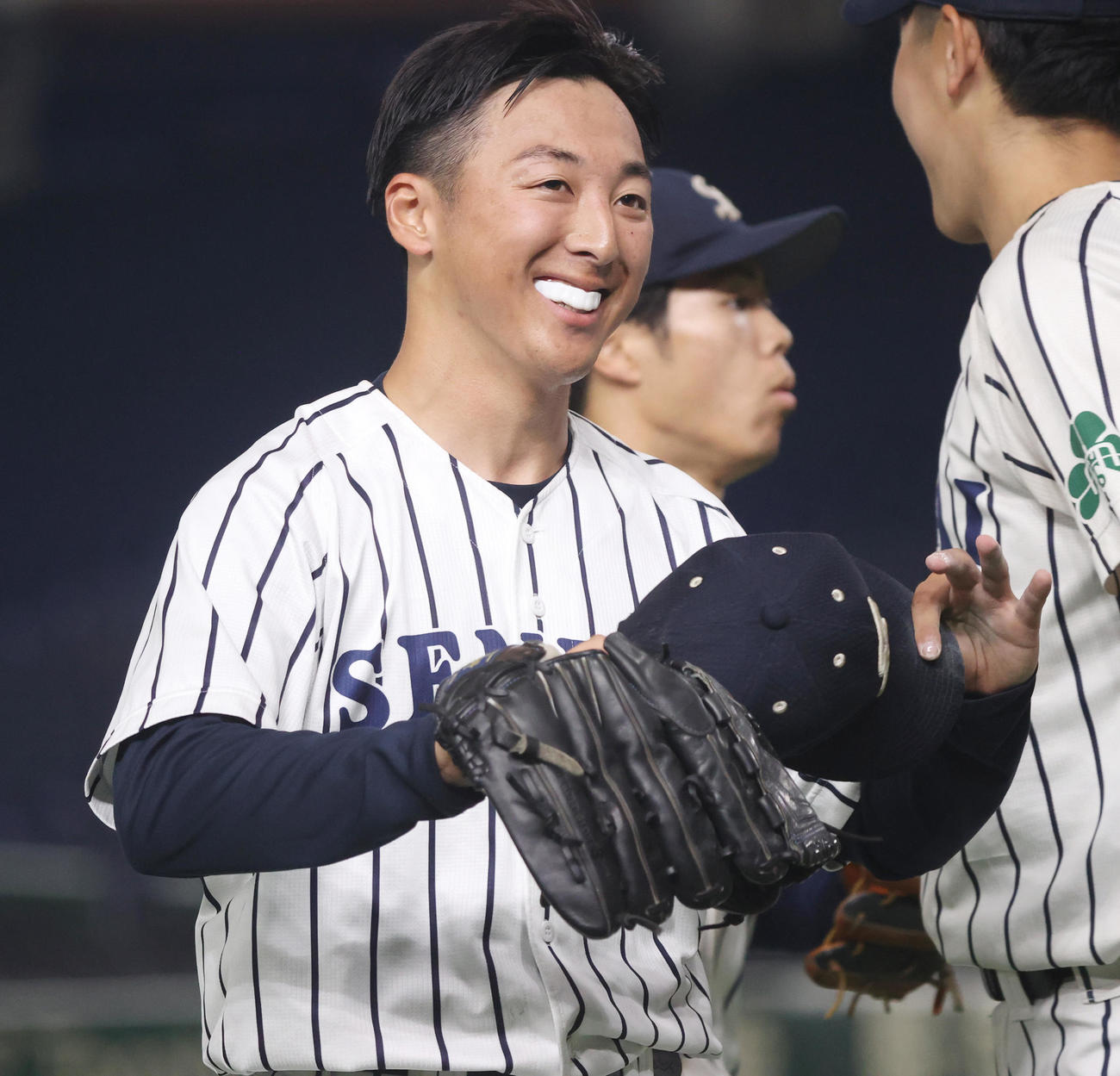 星槎道都大対仙台大　先発した仙台大・渡辺一は笑顔でベンチに戻る（撮影・柴田隆二）