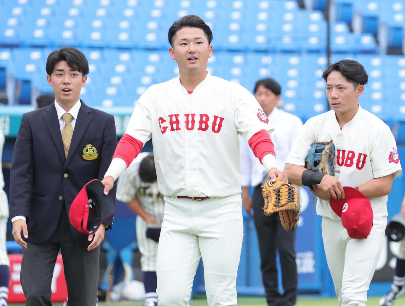 中部学院大対東海大九州　初戦を勝利し、応援席にあいさつする中部学院大・森主将（中央）ら（撮影・野上伸悟）