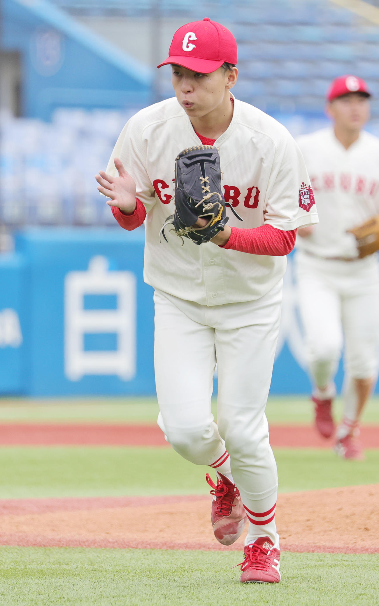 中部学院大対東海大九州　1回裏を終えベンチに戻る中部学院大先発の宮島（撮影・野上伸悟）