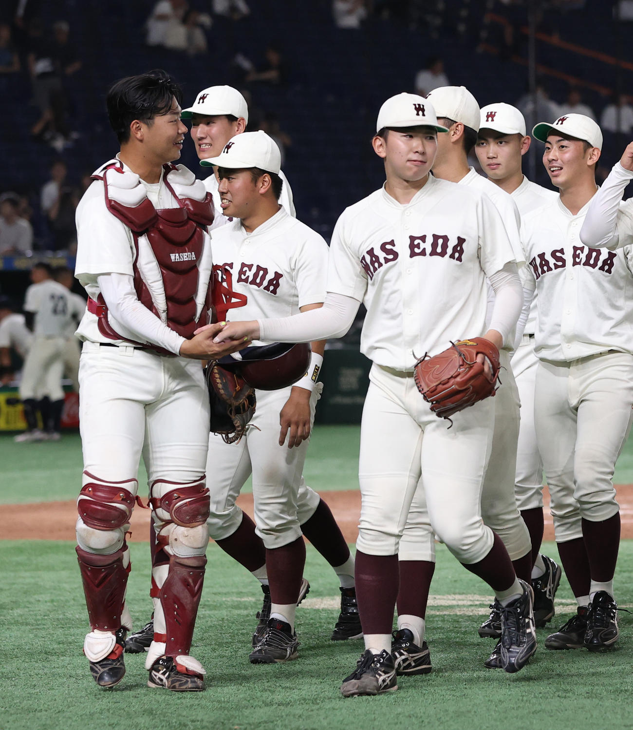 早大対大商大　タイブレーク10回を制した早大・伊藤樹（右）と印出捕手は握手する（撮影・柴田隆二）