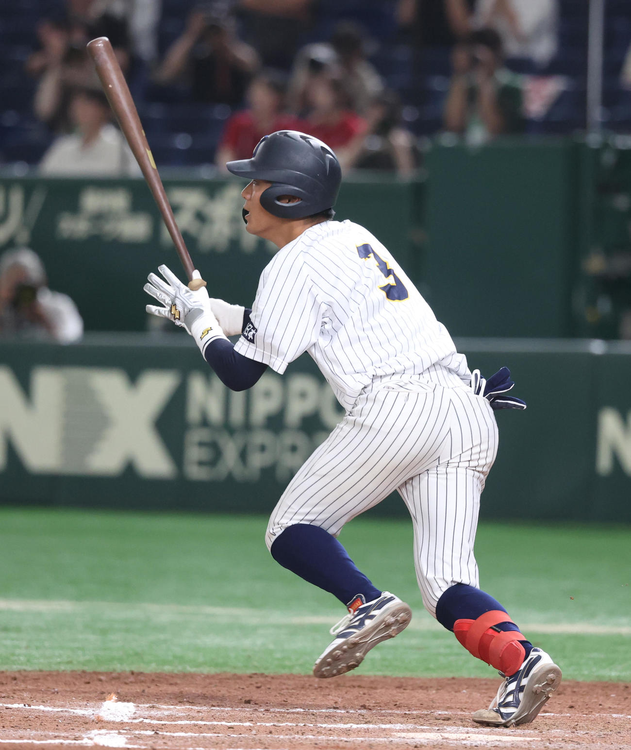 東日本国際大対吉備国際大　8回表東日本国際大2死満塁、黒田は右中間に逆転満塁本塁打を放つ（撮影・柴田隆二）