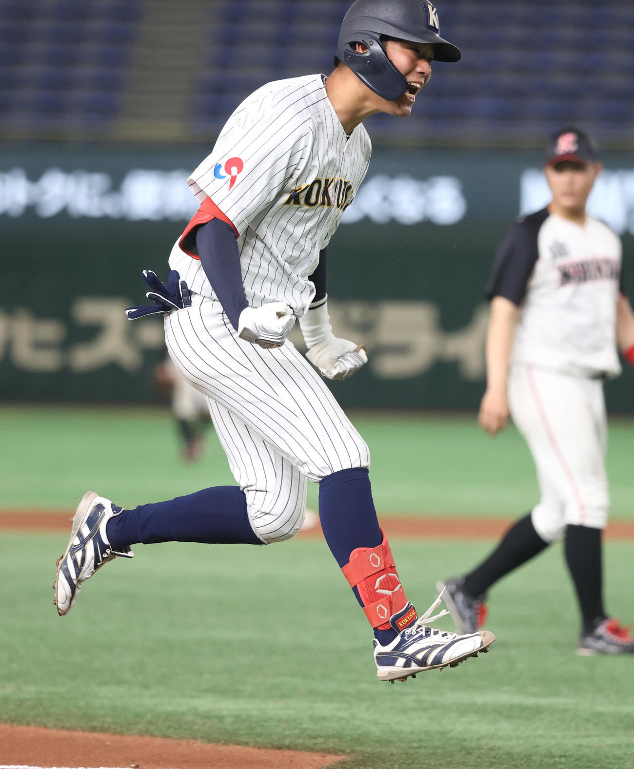 東日本国際大対吉備国際大　8回表東日本国際大2死満塁、黒田は右中間に逆転満塁本塁打を放ちほえる（撮影・柴田隆二）