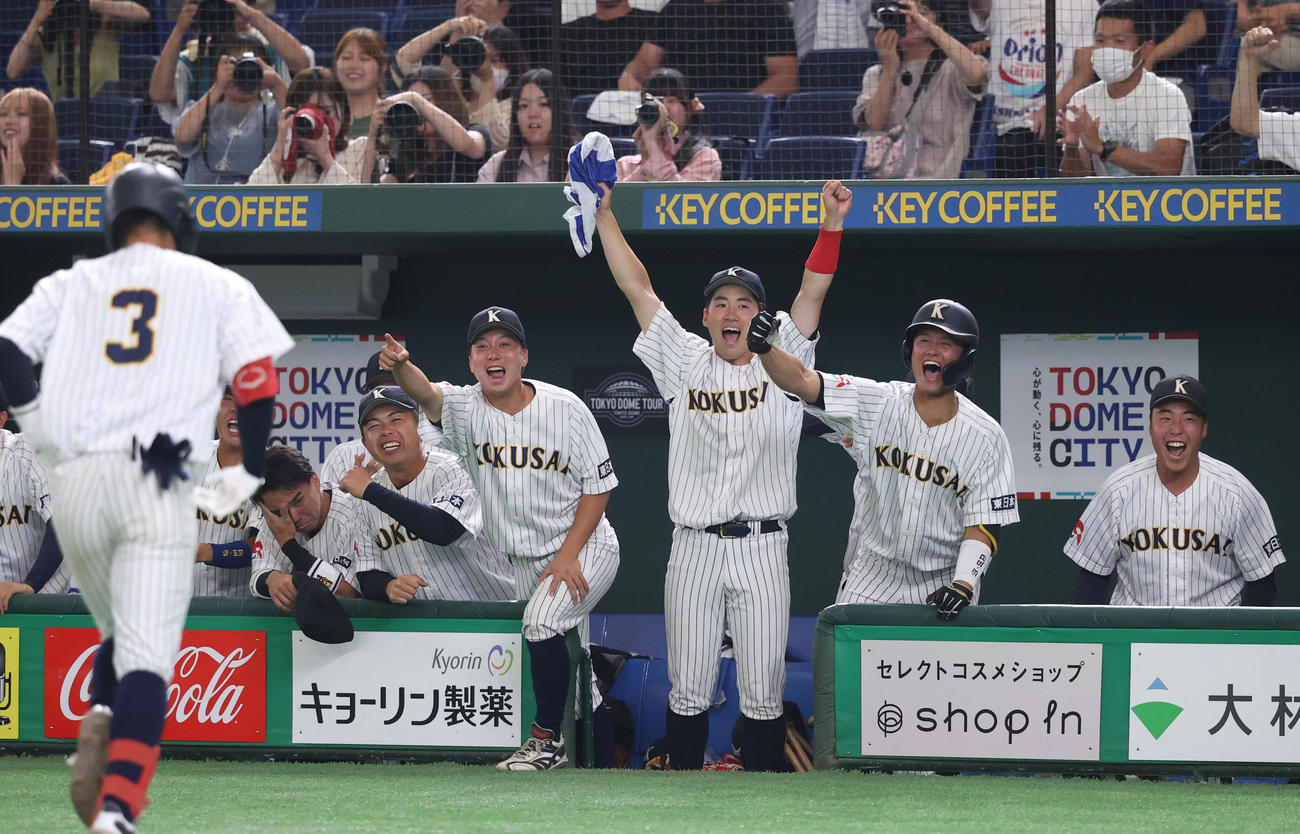 東日本国際大対吉備国際大　8回表東日本国際大2死満塁、黒田（左端）は右中間に逆転満塁本塁打を放ち歓喜するナインが出迎えを受ける（撮影・柴田隆二）