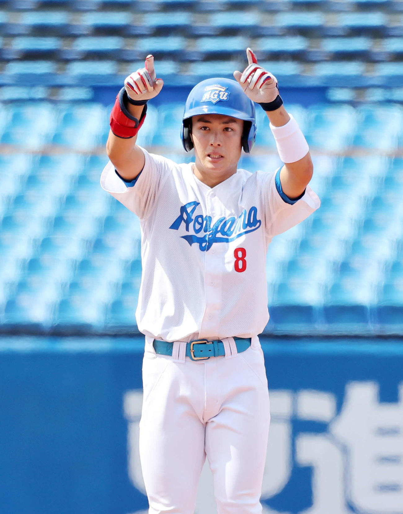 福井工大対青学大　1回裏青学大無死二塁、初谷は右越え適時二塁打を放ちポーズを決める（撮影・鈴木正人）