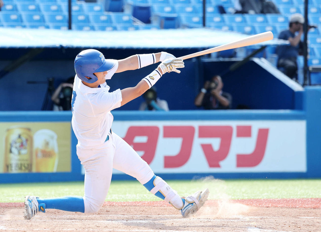 福井工大対青学大　7回裏青学大2死一塁、佐々木は左越え2点本塁打を放つ（撮影・鈴木正人）