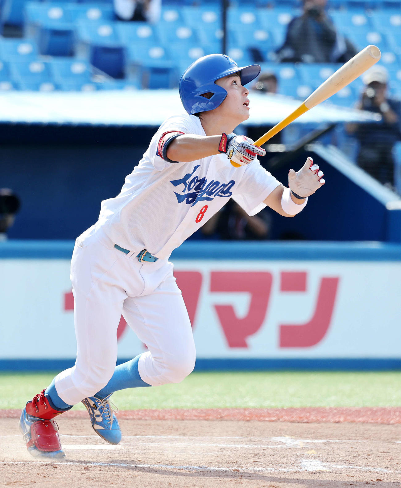 福井工大対青学大　7回裏青学大1死二塁、初谷は右中間2点本塁打を放つ（撮影・鈴木正人）