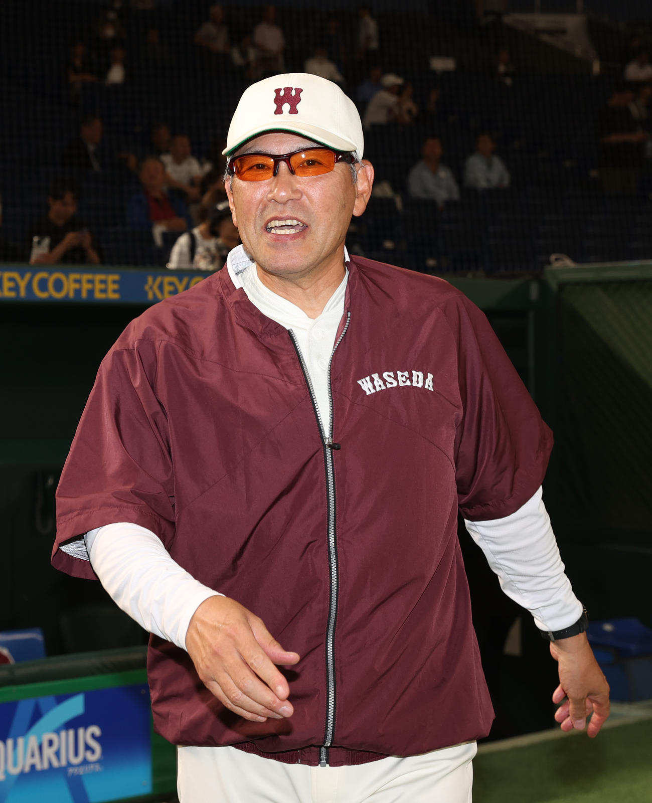 早大対大商大　延長10回を制し笑顔の早大・小宮山監督（撮影・柴田隆二）
