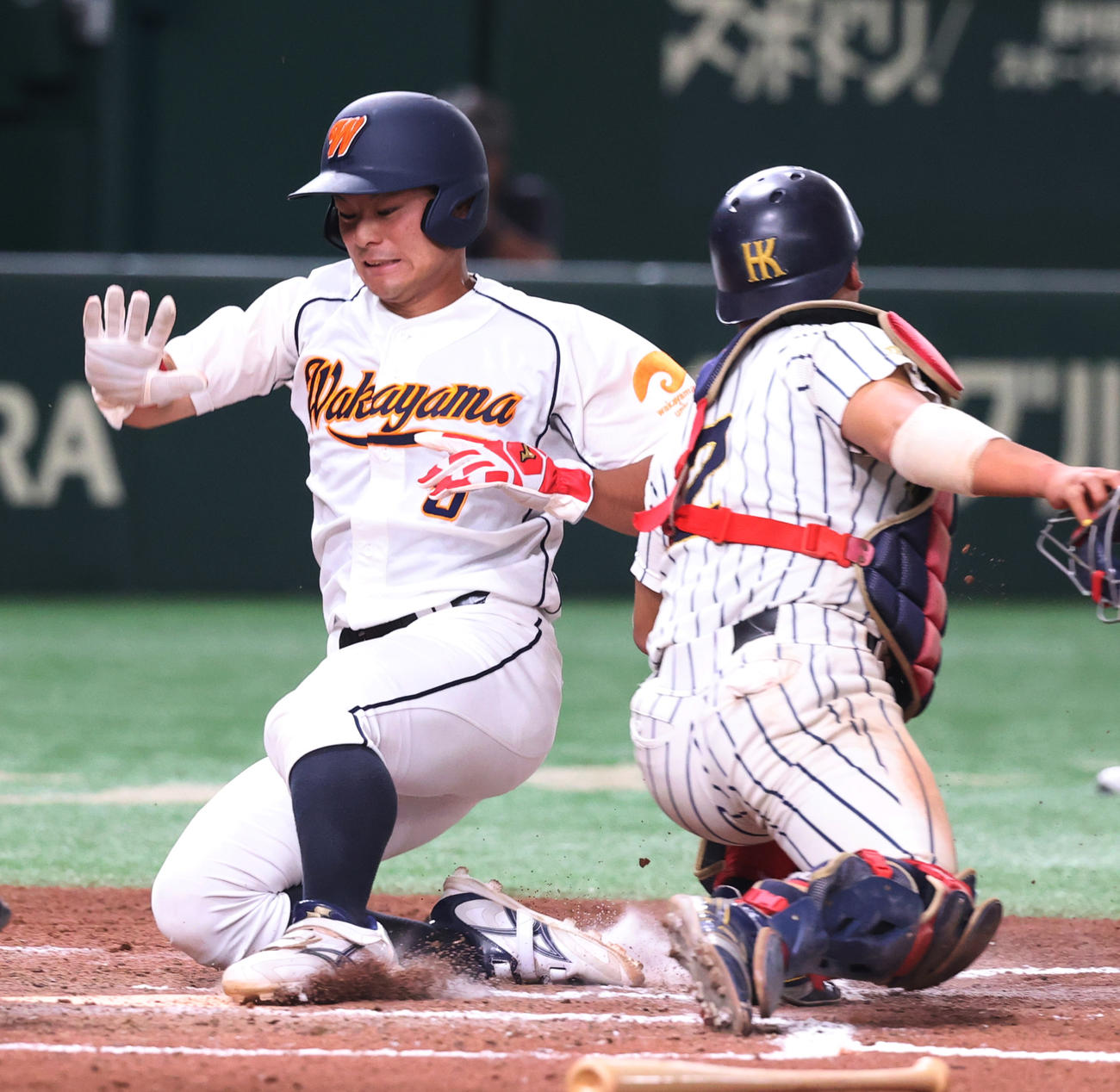 広島経大対和歌山大　6回裏和歌山大2死二塁、笠木の打球を遊撃手が悪送球し山田が生還する。捕手松野（撮影・柴田隆二）