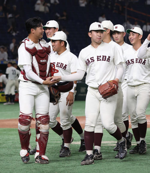 早大対大商大　タイブレーク10回を制した早大・伊藤樹（右）と印出捕手は握手する（撮影・柴田隆二）