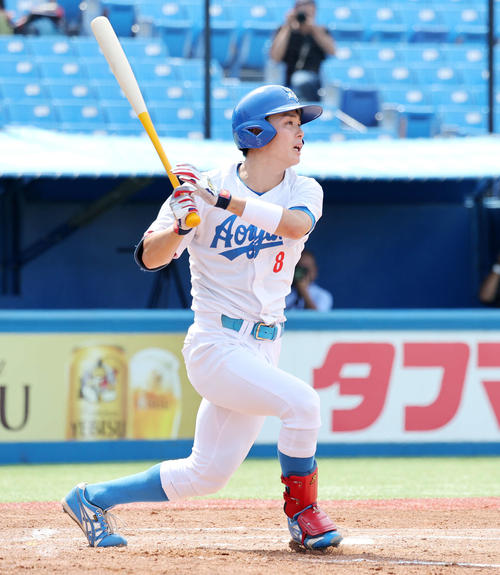 福井工大対青学大　1回裏青学大無死二塁、初谷は右越え適時二塁打を放つ（撮影・鈴木正人）