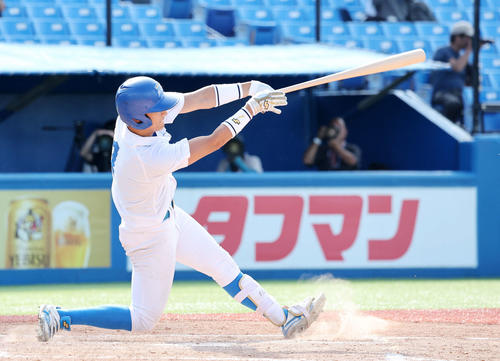 福井工大対青学大　7回裏青学大2死一塁、佐々木は左越え2点本塁打を放つ（撮影・鈴木正人）