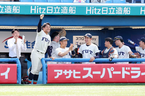 福井工大対青学大　2回表福井工大2死一、二塁、池辺の中前適時打を喜ぶ選手たち（撮影・鈴木正人）