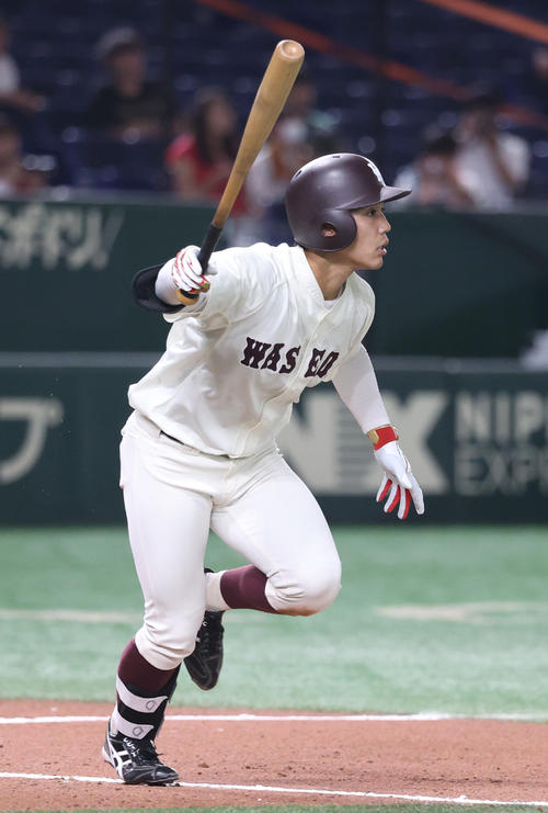 早大対大商大　タイブレーク10回表早大無死満塁、梅村は右犠飛を放つ（撮影・柴田隆二）
