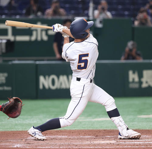 広島経大対和歌山大　6回裏和歌山大2死二、三塁、山田は左前に2点適時二塁打を放つ（撮影・柴田隆二）