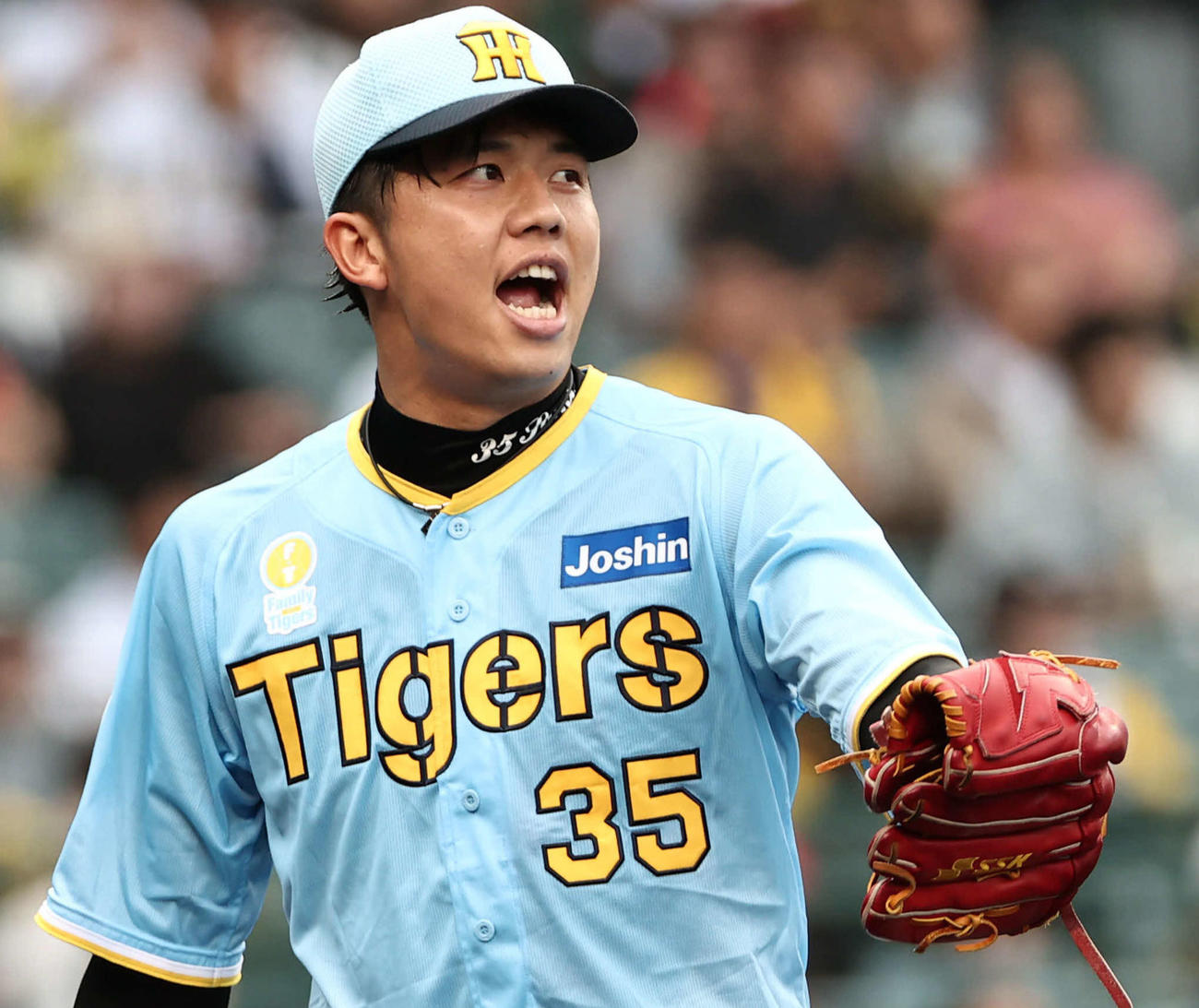 阪神対西武　4回を無失点で終えた才木は野手に声をかけながらベンチに戻る（2024年6月9日撮影）