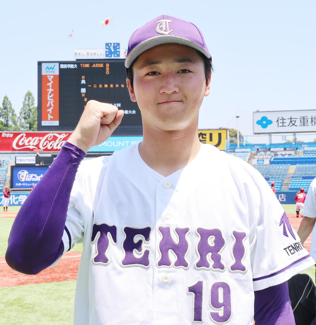 東農大北海道オホーツク対天理大　7回1失点完投勝利の天理大・長尾は笑顔でガッツポーズ（撮影・野上伸悟）