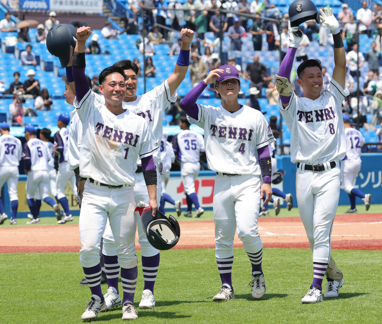 東農大北海道オホーツク対天理大　7回コールド勝ちし喜ぶ下林主将（左端）ら天理大の選手たち（撮影・野上伸悟）