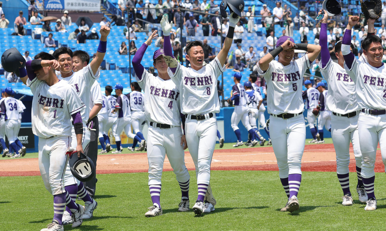 東農大北海道オホーツク対天理大　7回コールド勝ちし喜ぶ天理大の選手たち（撮影・野上伸悟）