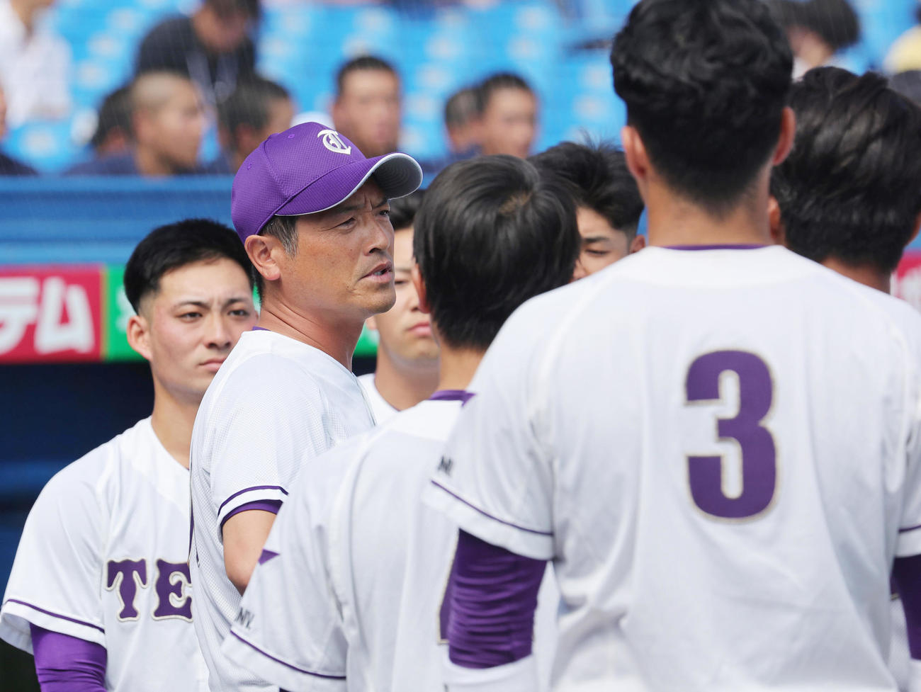 東農大北海道オホーツク対天理大　選手に声をかける天理大・三幣監督（撮影・野上伸悟）