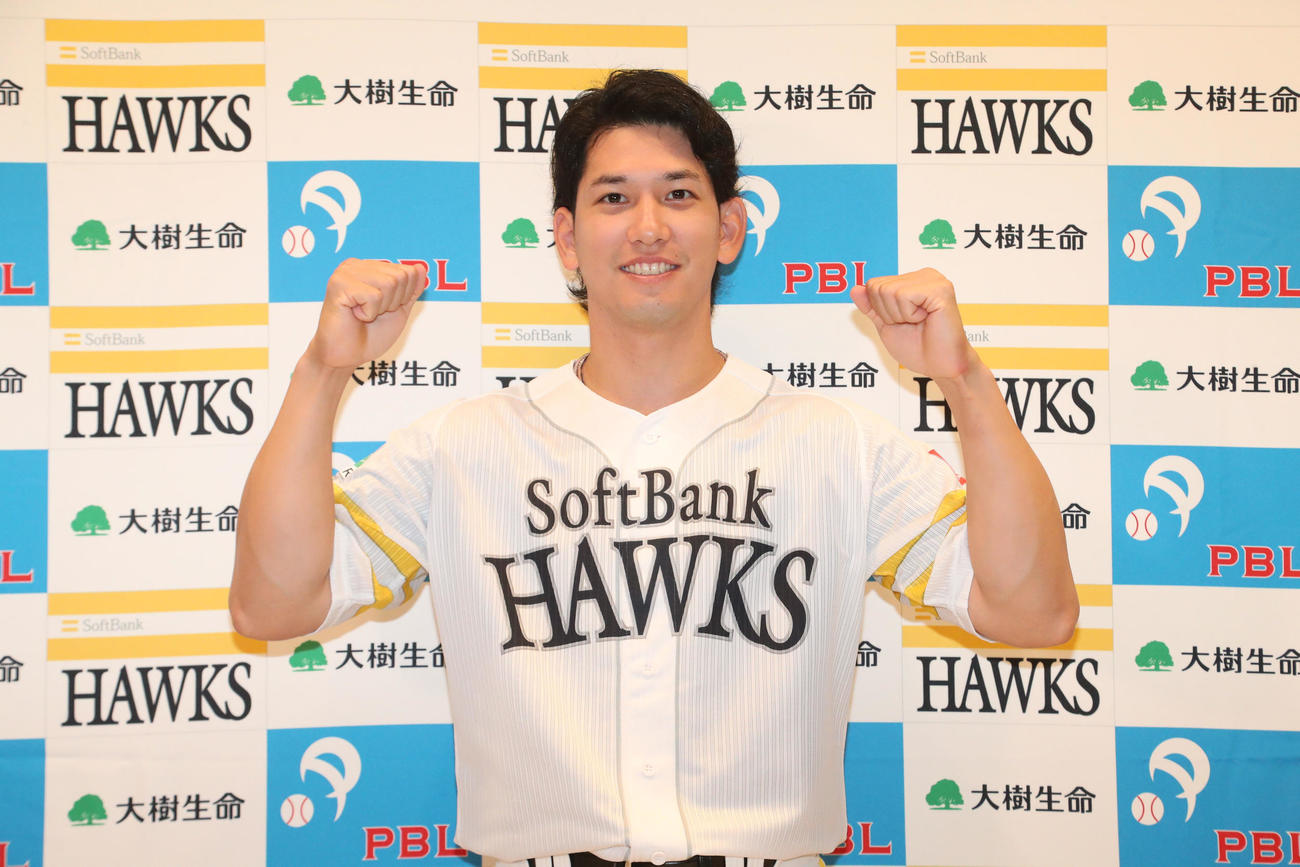 大樹生命月間MVP賞を獲得した栗原はガッツポーズ（撮影・鬼束羽瑠菜）