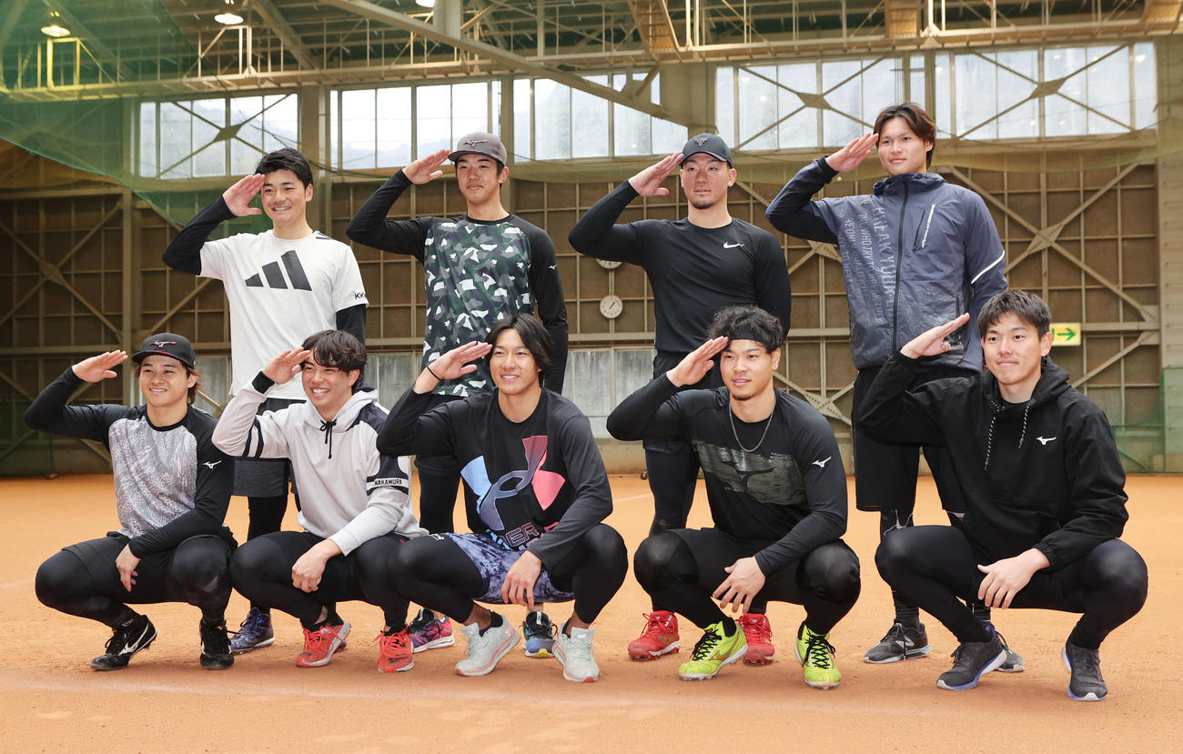 2023年1月、合同自主トレに参加した選手たち。前列左からソフトバンク谷川原、中村宜、柳田、阪神佐藤輝、ロッテ安田。後列左から日本ハム清宮、DeNA梶原、楽天安田、ソフトバンク笹川