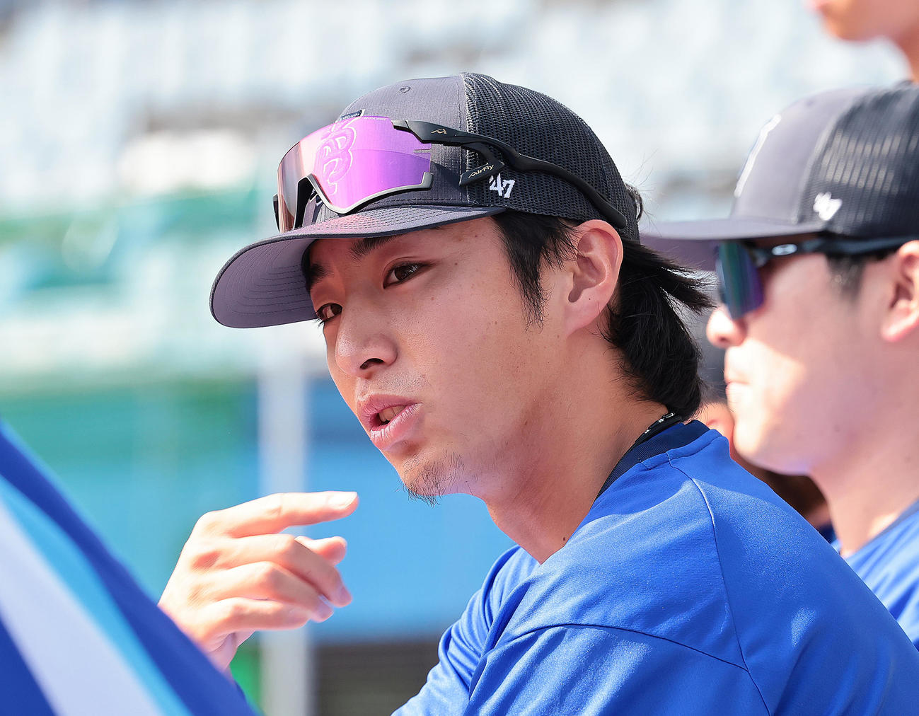 試合前、会話を交わすDeNA度会（撮影・足立雅史）