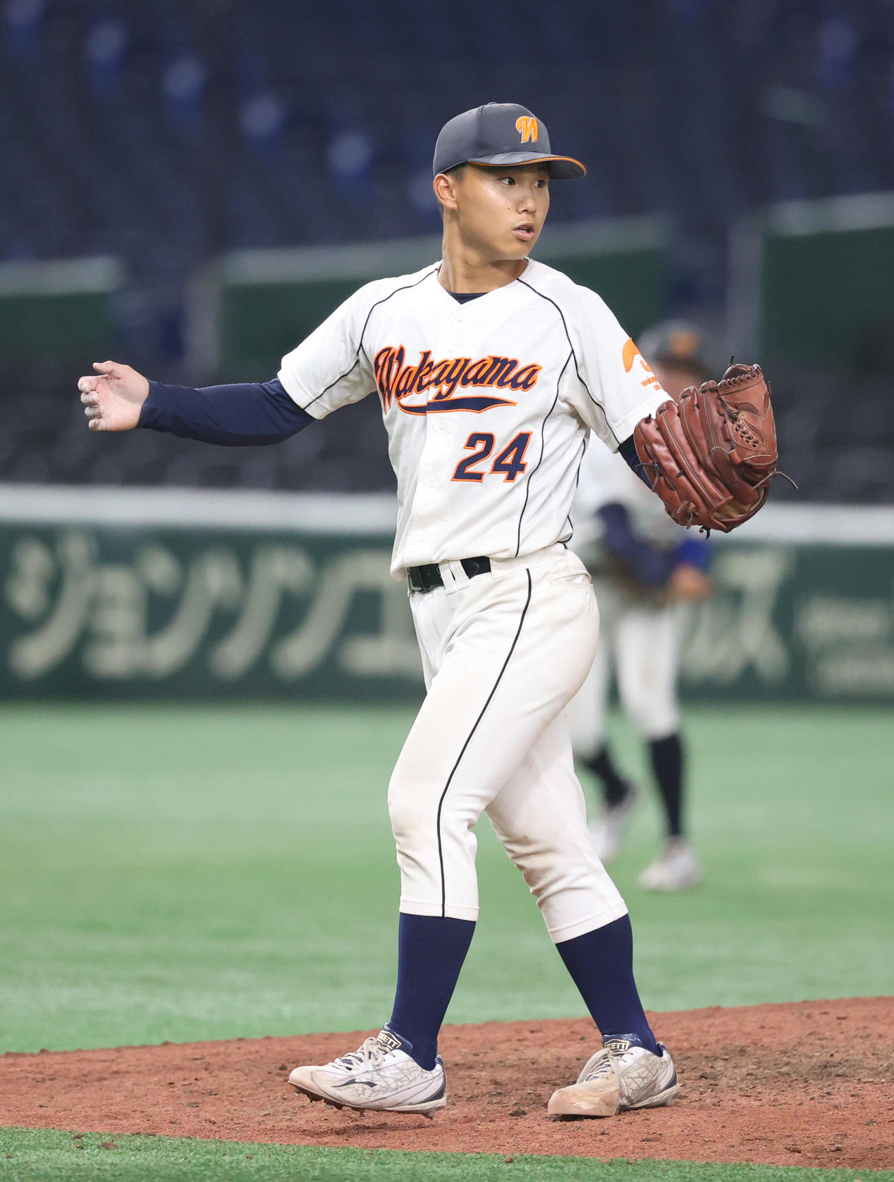 広島経大対和歌山大　4回途中から登板した和歌山大・田中輝映は勝利しガッツポーズする（撮影・柴田隆二）