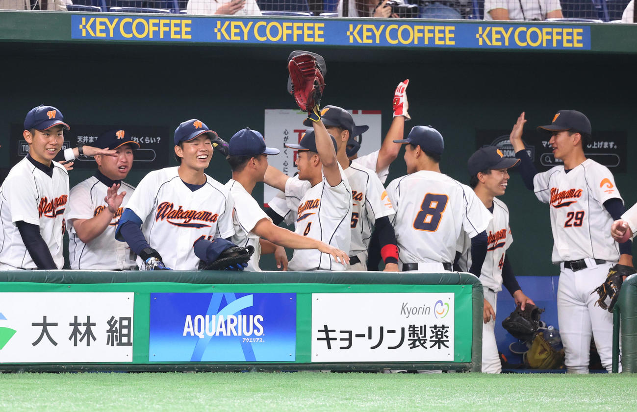 広島経大対和歌山大　6回の逆転に盛り上がる和歌山大ナイン（撮影・柴田隆二）