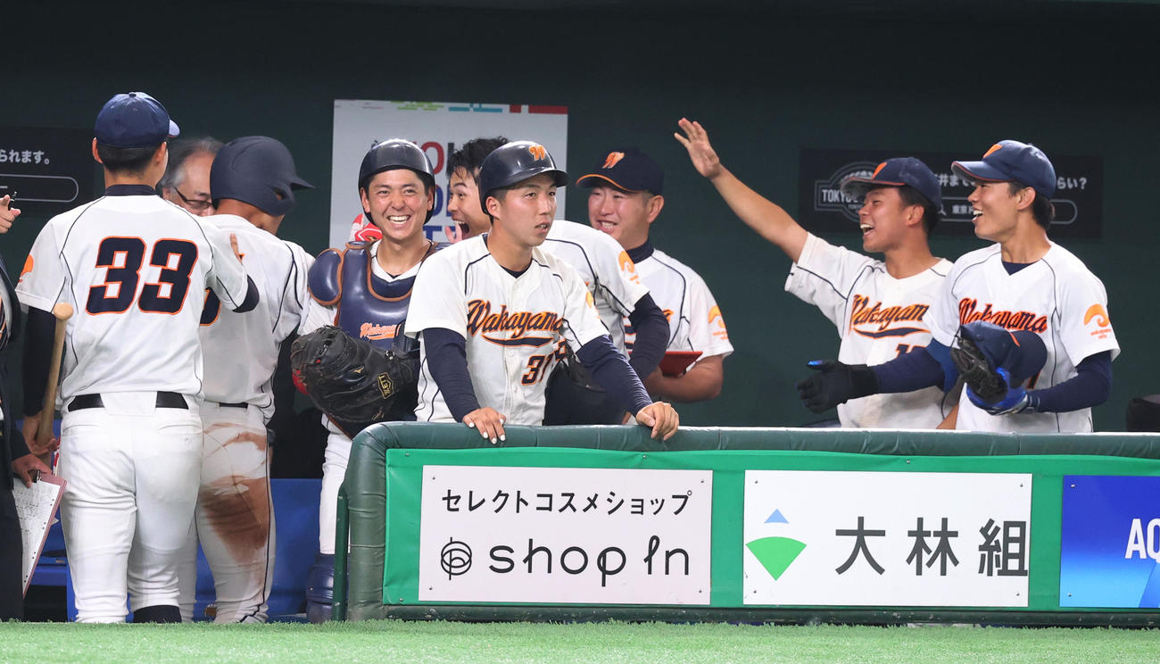 広島経大対和歌山大　6回の逆転に盛り上がる和歌山大ナイン（撮影・柴田隆二）