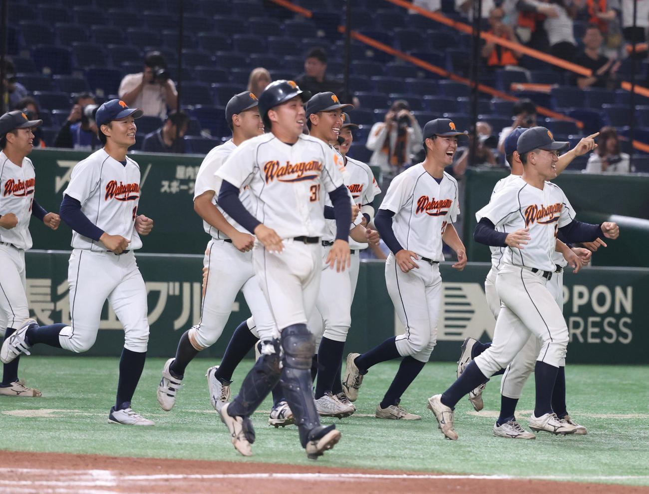 広島経大対和歌山大　勝利し喜ぶ和歌山大ナイン（撮影・柴田隆二）