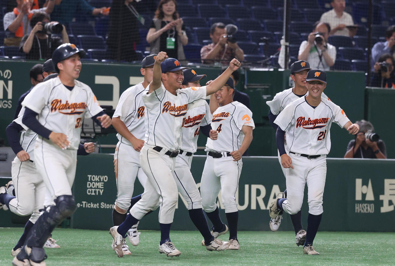 広島経大対和歌山大　勝利し喜ぶ和歌山大ナイン（撮影・柴田隆二）