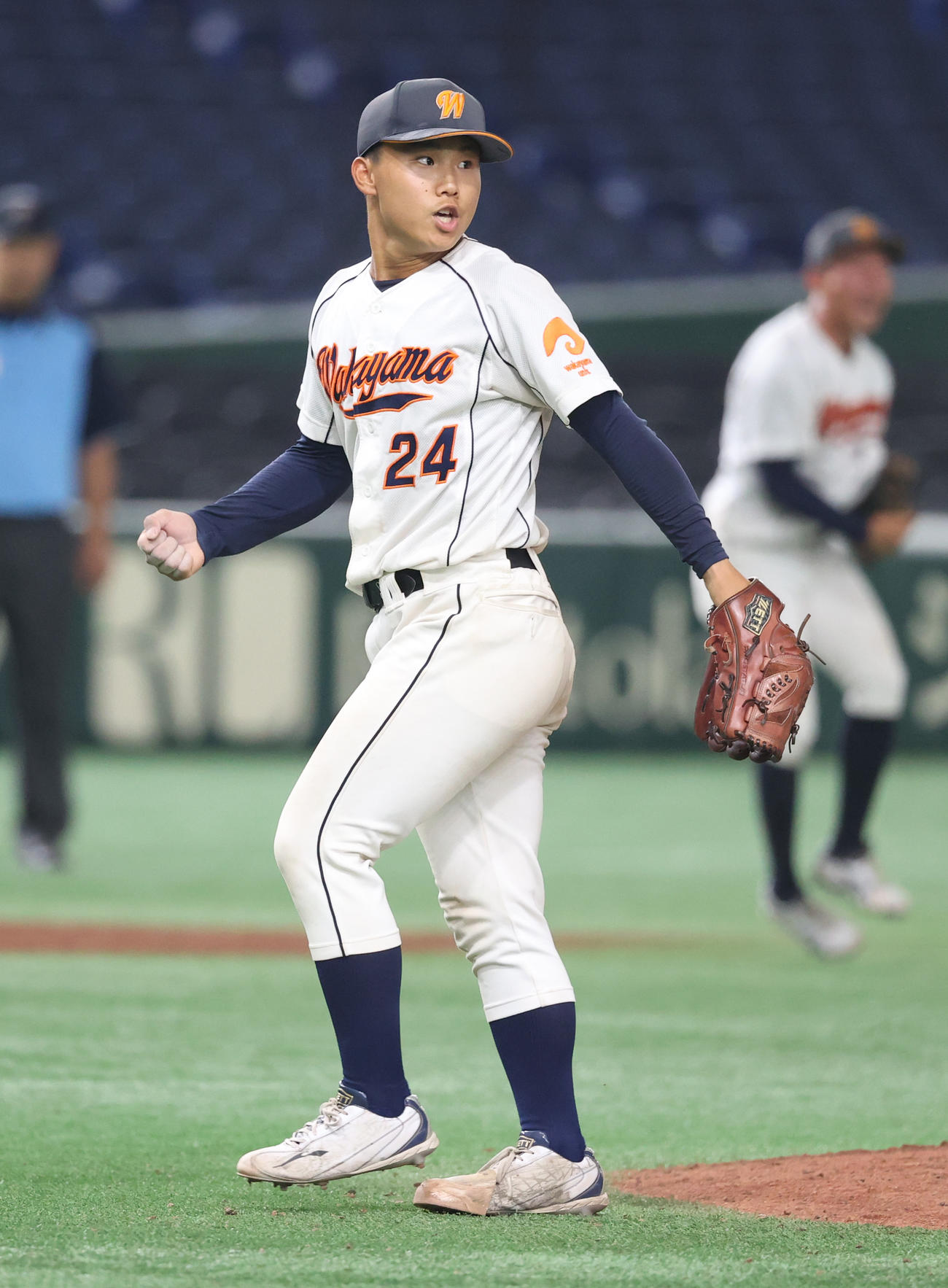 広島経大対和歌山大　4回途中から登板した和歌山大・田中輝映は勝利しガッツポーズする（撮影・柴田隆二）