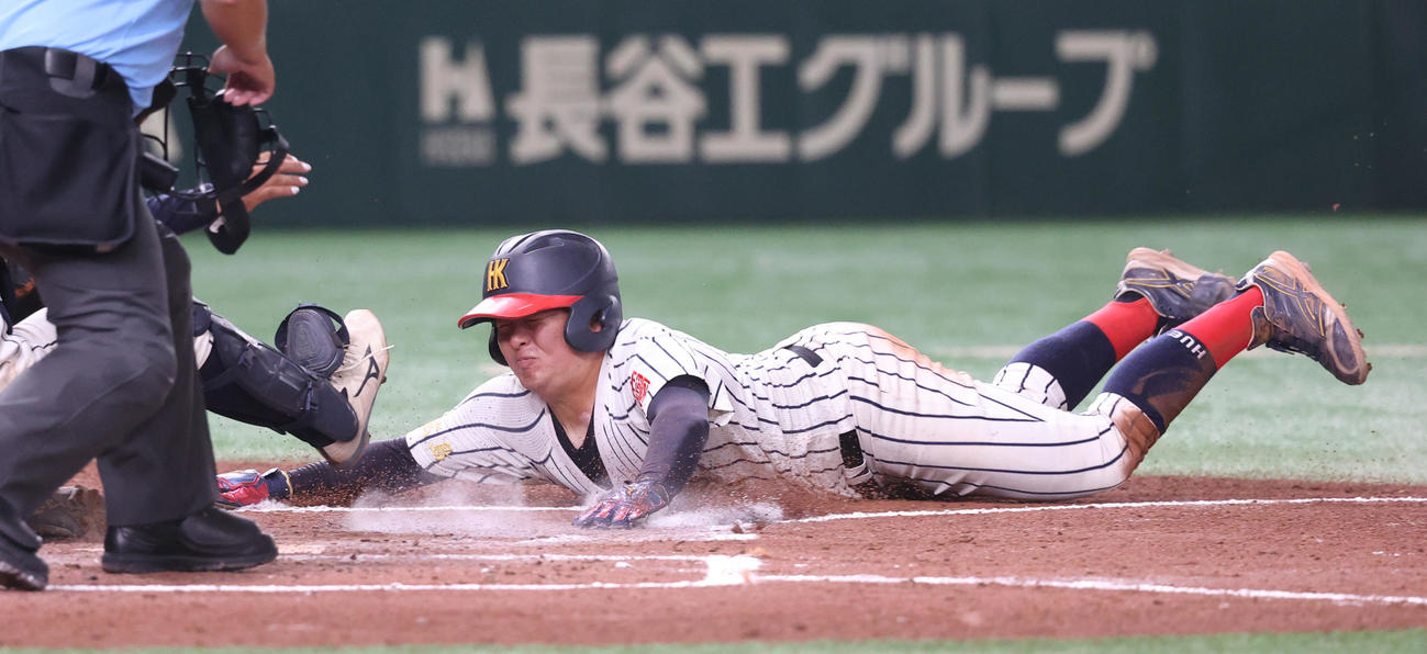 広島経大対和歌山大　2回表広島経大2死二塁、松野の左前適時打で二塁走者川竹が生還する（撮影・柴田隆二）