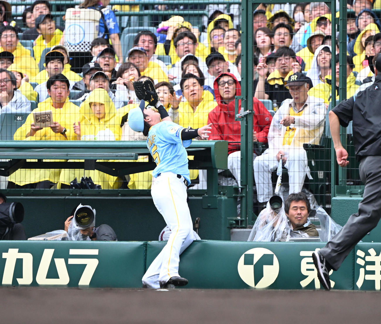 9日の阪神対西武の3回表西武2死一塁、奥村の打球を追って一塁カメラマン席に落下する一塁手渡辺（撮影・和賀正仁）