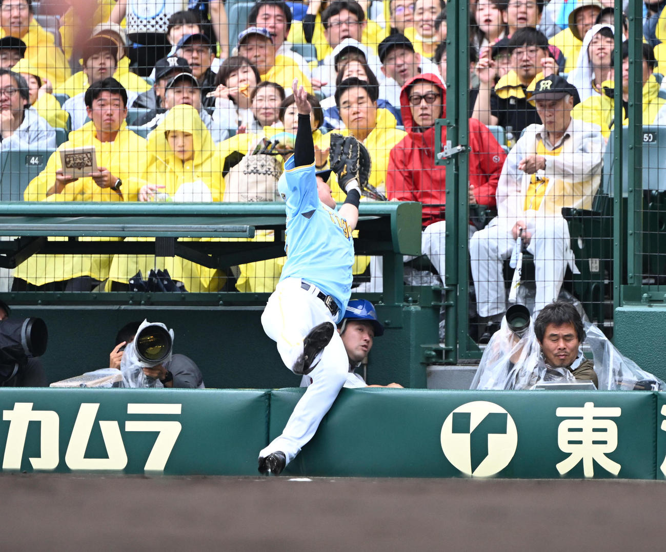 9日の阪神対西武の3回表西武2死一塁、奥村の打球を追って一塁カメラマン席に落下する一塁手渡辺（撮影・和賀正仁）