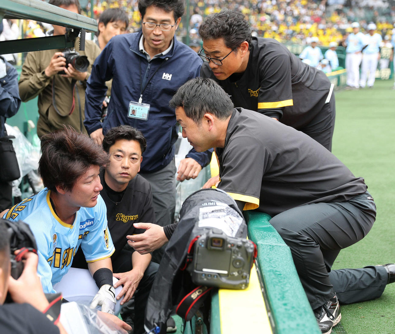 9日の阪神対西武の4回表西武2死一塁、奥村の飛球を追った一塁手渡辺はカメラ席に落ち、スタッフの問いかけに答える（撮影・西尾就之）