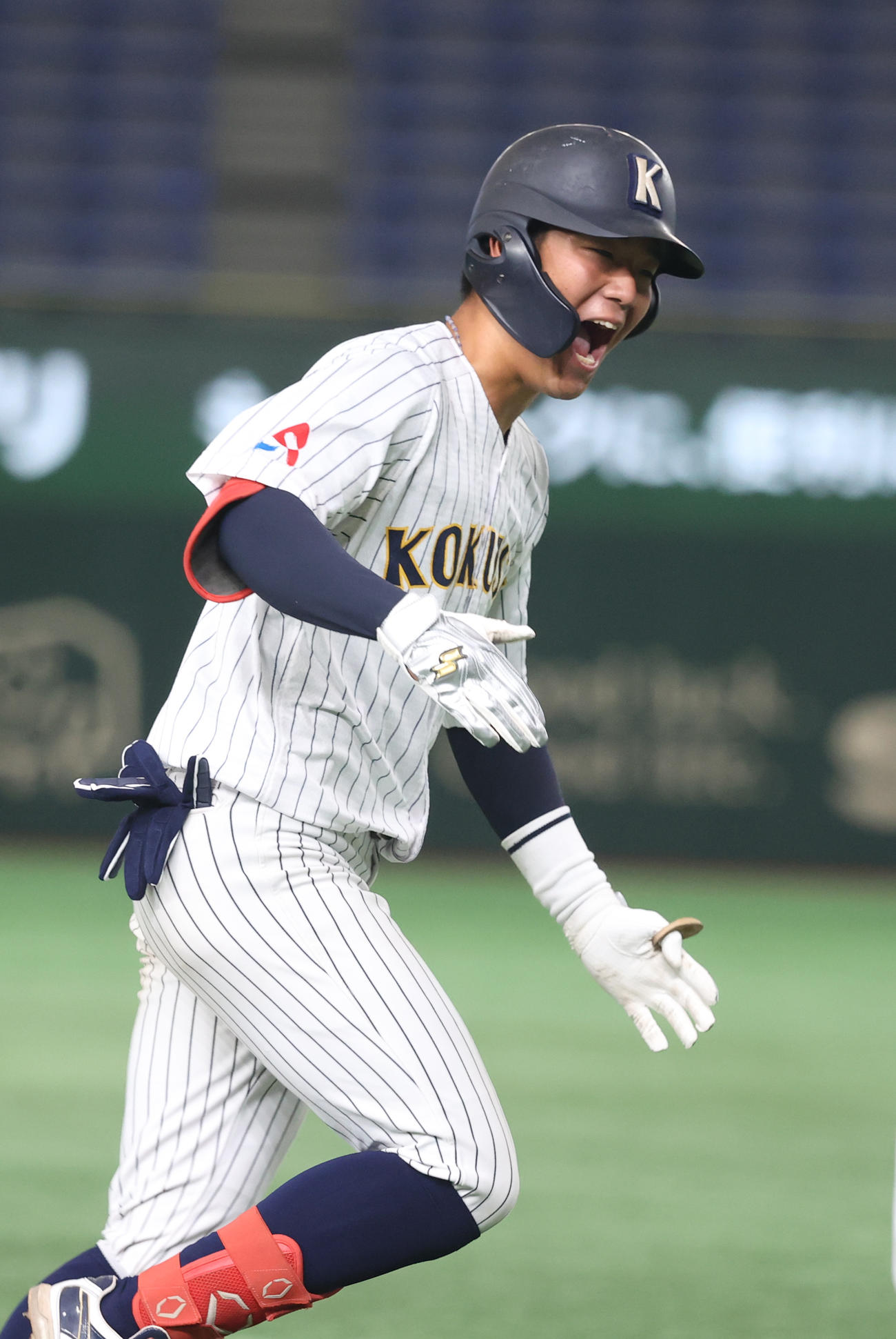東日本国際大対吉備国際大　8回表東日本国際大2死満塁、黒田は右中間に逆転満塁本塁打を放ちほえる（撮影・柴田隆二）