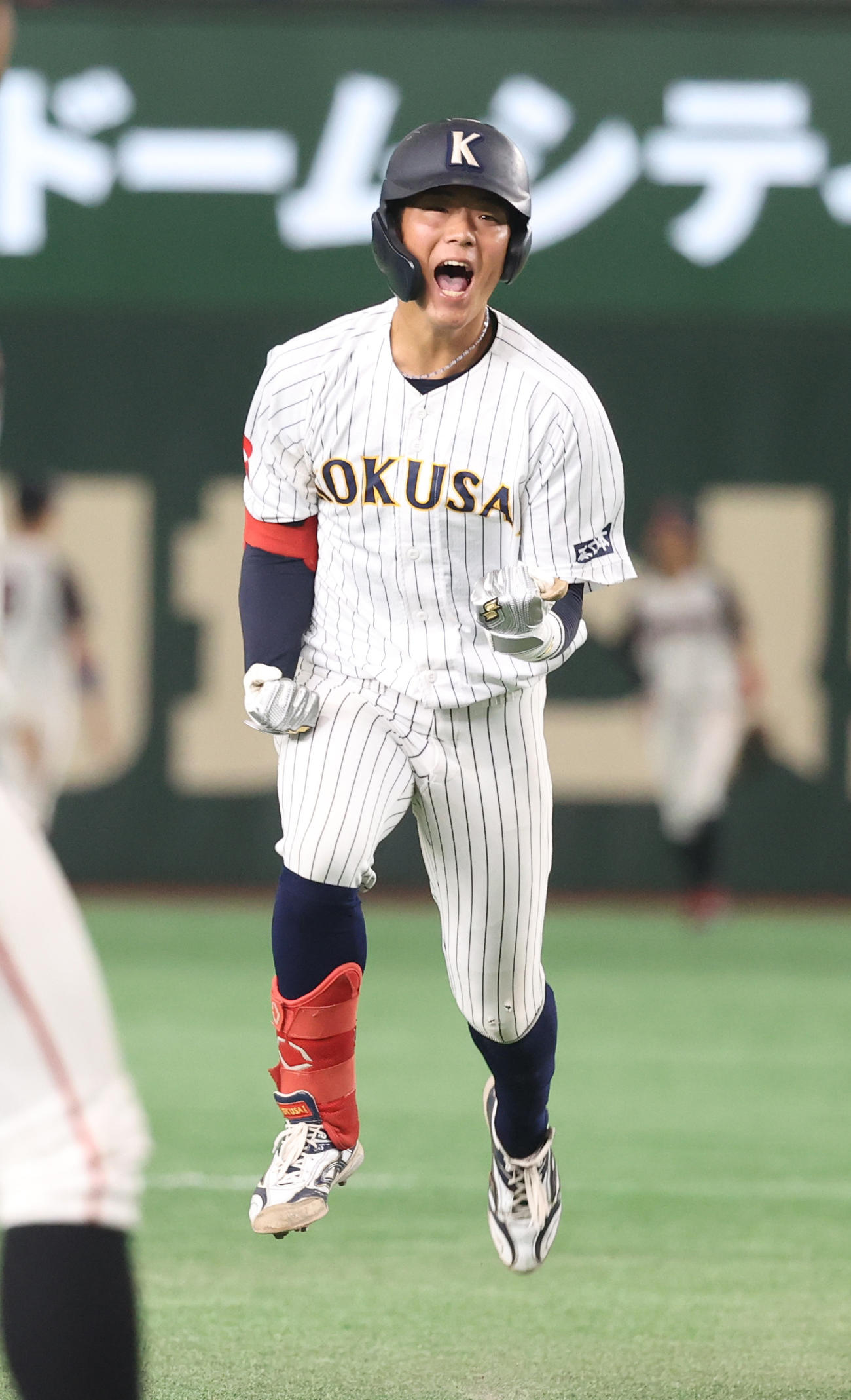 東日本国際大対吉備国際大　8回表東日本国際大2死満塁、黒田は右中間に逆転満塁本塁打を放ちほえる（撮影・柴田隆二）